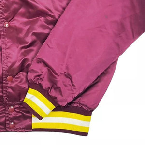 Chaqueta Varsity de Satén con Acabado Brillante, Costuras Resistentes y Opciones de Diseño Personalizado - Product Image 6