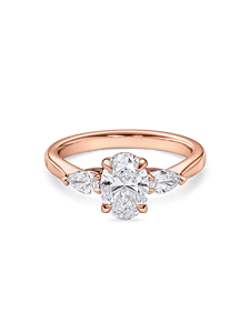 Anillo de compromiso ovalado Trilogy con un diamante central de 1+ quilates cultivado en laboratorio y piedras laterales en forma de pera en oro amarillo, blanco, rosa y platino de 18 quilates. - Product Image 6