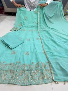 Elegante y Fluido Conjunto Anarkali Salwar Kameez Dupatta con Bordado de Red y Trabajo Latkan, Combinación de Colores Óptima, Especial para Cenas y Novias - Product Image 4