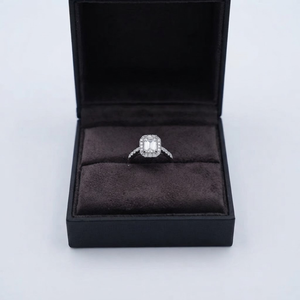 Anillo Fino Ember Moon con Corte Esmeralda, Halo, Banda Nupcial, Oro Blanco, Anillo de Compromiso con Engaste de Puntas, Moissanita con Baño de Rodio - Product Image 5