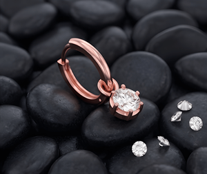 Boucles d'oreilles créoles classiques pour femme en or 14 carats plaqué rhodium avec diamant solitaire de laboratoire taille ronde - Product Image 5