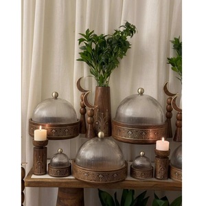 Ensemble de casseroles en bois avec incrustation en forme d'arche, couvercle en verre cannelé, chauffe-plats avec bouton en laiton - Product Image 1
