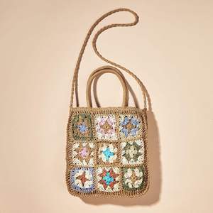 Présentez votre style artisanal unique avec ce magnifique sac en fil naturel, orné de motifs carrés au crochet et d'un corps robuste. - Product Image 1