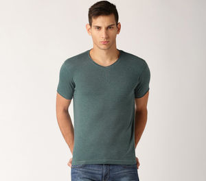 เสื้อยืดเปล่าแบบเรียบ 100% ผ้าฝ้าย แฟชั่นคอวี สำหรับผู้ชาย ระบายอากาศ แห้งเร็ว ราคาขายส่ง พร้อมรับผลิตแบบ OEM - Product Image 1