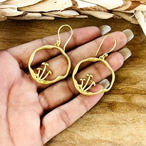 Boucles d'oreilles pendantes champignon bohèmes au design unique, boucles d'oreilles tribales en laiton pour femmes, plaquées or 18 carats, boucles d'oreilles créoles nature pour la vente en gros OEM ODM - Product Image 4