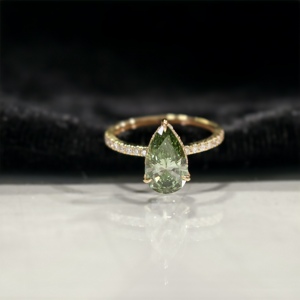Anillo de Compromiso Aries Jewel Pave Band con Diamante Verde Corte Pera de 2 Quilates Cultivado en Laboratorio, Oro de 14K, con Certificado IGI, para Aniversario o Boda - Product Image 2