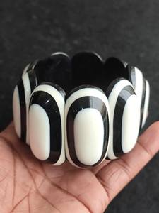 Accessoires de mode pour filles faits à la main, design antique noir et blanc, pour les fêtes, par Universal Overseas - Product Image 5