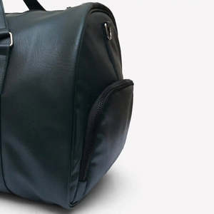 Sac de voyage week-end en cuir noir de luxe avec grande capacité de rangement et poche latérale dédiée pour les chaussures - Product Image 3