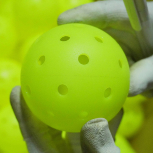 Balles de pickleball OEM, 40 trous, 26g, moulées en une seule pièce, approuvées USAPA, pour entraînement et tournois en intérieur et extérieur, fournisseur - Product Image 1