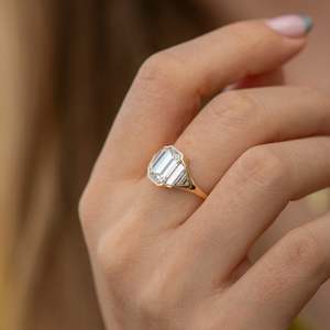 แหวนหมั้นเพชรทรงเอเมอรัลด์ ชุบทอง 14K สไตล์คลาสสิก รับรองโดย IGI สำหรับผู้หญิง - Product Image 2
