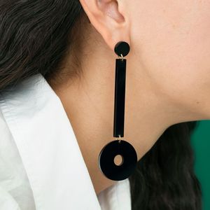 Boucles d'oreilles élégantes en résine faites à la main pour femmes, design léger, accessoires de mode modernes pour tous les jours et les occasions spéciales - Product Image 4