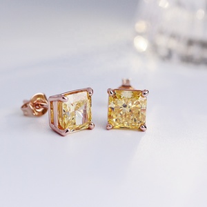 Boucles d'oreilles clous solitaires tendance en argent sterling 925 avec pierre de glace concassée taille radiant, bijoux fins pour femme, Destiny Jewellery - Product Image 2