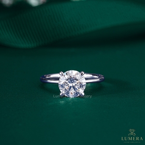 Bague de fiançailles classique solitaire avec pierre ronde taille brillant en or blanc pour femme - Fabricant de bijoux sur mesure - Product Image 1