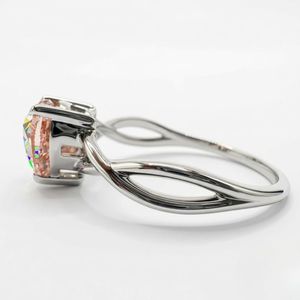 Anillo de compromiso con diamante cultivado en laboratorio de 3 quilates, forma de corazón rosa, certificado por IGI, oro blanco macizo de 18k, solitario con diseño cruzado y tallo dividido. - Product Image 3