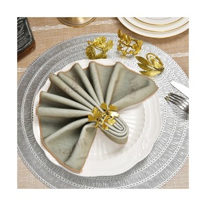 Elegante Anillo para Servilletas de Metal Dorado que Agrega un Toque de Lujo a la Experiencia Gastronómica en el Hogar y Ayuda a Mantener las Servilletas Organizadas y con Estilo - Product Image 3