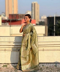 Sari de seda verde claro, estilo tradicional indio Banarasi, con borde decorado, para usar en ceremonias de boda. - Product Image 3