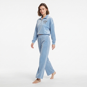 Conjunto de dos piezas de terciopelo para mujer al por mayor: Sudadera corta con cremallera de un cuarto, cuello vuelto y hombros caídos, y pantalón jogger de pierna ancha. - Product Image 2