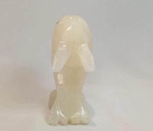 Figurine de dauphin en onyx blanc gravée à la main, élégante décoration d'intérieur inspirée de l'océan, objet de collection, cadeau - Product Image 2