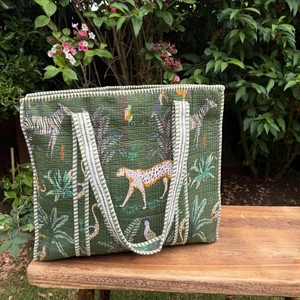 Sac de shopping en coton matelassé imprimé sur mesure, motif animalier jungle verte, vente en gros - Product Image 5