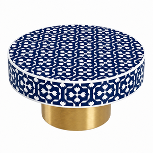 Mesa de centro redonda artesanal con incrustaciones de hueso, de lujo, con patrón floral geométrico azul y blanco y pedestal de latón dorado. - Product Image 1
