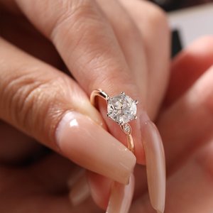 Anillo de compromiso de diamante de laboratorio redondo brillante de 1.5 ct con certificación IGI al por mayor, estilo vintage de oro rosa de 14K con engaste Milgrain - Product Image 5