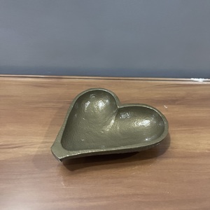 Bandeja Decorativa de Aluminio con Forma de Corazón, Diseño Artesanal Moderno, Acabado Dorado, para Decoración del Hogar, para el Día de San Valentín, Aniversario - Product Image 2