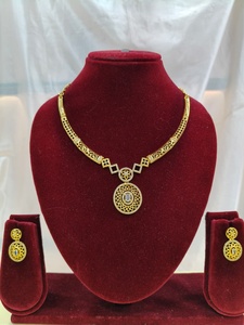 Parure de bijoux tendance pour femme en laiton plaqué or 18 carats imitation indienne, avec micro-incrustations et design de cadenas, idéale pour fiançailles, mariage et soirées - Product Image 2