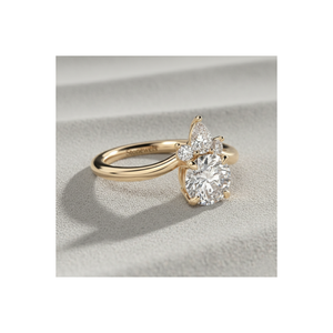 Anillo de compromiso estilo corona de tres piedras con diamantes talla brillante y acento de pera, engastado con puntas, chapado en rodio sobre oro certificado. - Product Image 1