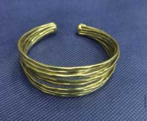 Brazalete de latón dorado con banda ancha para colecciones de boutique y accesorios de moda para mujer - Product Image 4