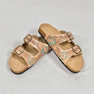 Sandales en cuir véritable faites à la main avec boucle à embossage floral, style vintage, unisexe, marron - Product Image 1