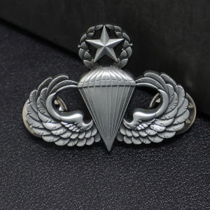 Insignias de Alta Calidad en Metal Plateado, Grabadas con Técnica de Esmalte Duro, para Venta al Por Mayor - Product Image 2