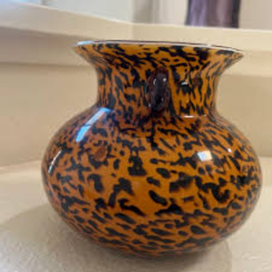 Jarrón de Vidrio Contemporáneo con Diseño Artístico Decorativo de Estampado de Leopardo en Naranja y Negro - Product Image 1