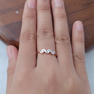 Bague en or massif 18 carats avec trois diamants, design ondulé, élégante et minimaliste, alliance pour femme, bijoux fins, cadeau - Product Image 5