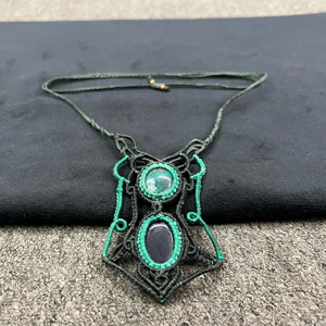 Collar con Colgante de Macramé Hecho a Mano con Malaquita, Cordón Rojo, Piedra de Malaquita Verde, Gema Natural, Joyería de Cristal Curativa Estilo Boho - Product Image 2