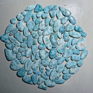 Piedras Preciosas Sueltas de Larimar Azul Claro Natural con Vetas Blancas, Formas Mixtas, Iridiscentes, de 10-20 mm, de Bolivia, para la Elaboración de Joyas - Product Image 1