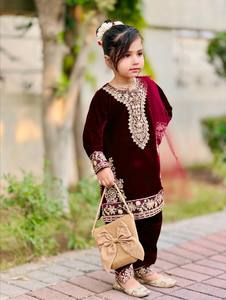 ชุดเดรสกำมะหยี่สีแดงเลือดหมูสำหรับเด็กผู้หญิงจาก NiMa Creations ปักลายแบบดั้งเดิม ทรงปกติ ความยาวระดับเข่า แห้งเร็ว สไตล์อินเดีย-ปากีสถาน - Product Image 5