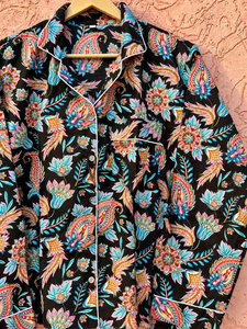 Atractivo Conjunto de Pijama Floral |   Ropa de Dormir de Algodón con Estampado Paisley Colorido |   Camisa y Pijama de Ajuste Cómodo con Bolsa a Juego - Product Image 3