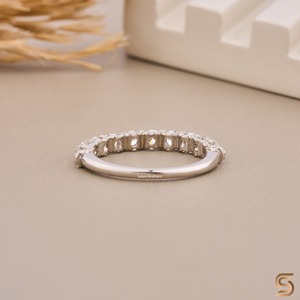 Anillo de media eternidad de oro blanco de 14 quilates 0.90 CT |   Anillo de Boda de Moissanita |   Anillo de Aniversario con Diamante de Corte Redondo - Product Image 5