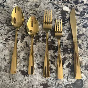 Assortiment de couverts de table design et artistiques, comprenant un couteau à steak et une fourchette à dents, pour une présentation de table remarquable - Product Image 4