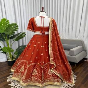 Ensemble Lehenga en soie VASTRA COTTAGE avec broderie de fils et de sequins, jupe ample, chemisier non cousu avec dupatta, ensemble choli entièrement cousu - Product Image 3
