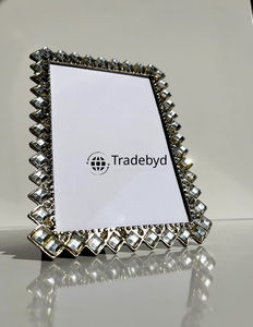 Cadre photo décoratif en métal de luxe, présentoir de table haut de gamme par Tradebyd - Product Image 4