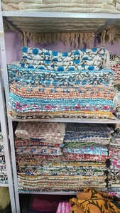 Vente en gros B2B de magnifiques tapis de plage imprimés de motifs floraux, faits à la main, en coton Khadi, imprimés au bloc, doux, 100% coton, couvertures de pique-nique - Product Image 2