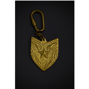 Llavero de latón de estilo vintage con detalles intrincados Colgante en forma de escudo antiguo rústico Material de metal ligero hecho a mano - Product Image 5