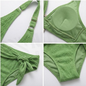 Conjunto de bikini de dos piezas con tiras verdes y aros de perlas, top halter y braga de cintura alta con lazo lateral. - Product Image 4