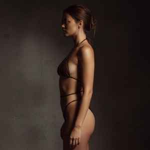 Ensemble de bikini en cuir véritable marron |   Sangles réglables, design dos nu, ajustement confortable |   Vêtements modernes pour femmes de couleur brune - Product Image 4