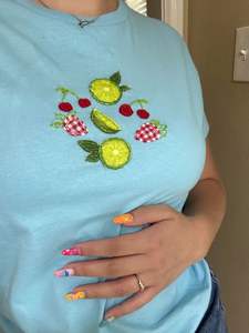 Camiseta Blanca de Algodón con Cuello Redondo y Manga Corta para Mujer, con Parche Bordado de Corazón Sagrado en Llamas, Estilo Casual de Verano, Corte Holgado, Top de Moda - Product Image 3