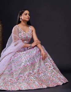 Conjunto de Lehenga Choli para Mujer de la Mejor Calidad con Elegantes Detalles Bordados para Bodas y Fiestas Tradicionales Disponible para la Venta - Product Image 3