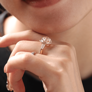 Bague de luxe en or jaune 18 carats avec diamant de laboratoire taille octogonale Ascher de 3 carats et pierres latérales baguette coniques serties clos - Product Image 3