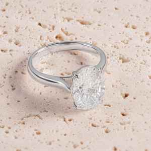 Anillo de compromiso solitario de moissanita color D VVS con corte ovalado y engaste de canal para mujer, de plata fina 925 original, ideal para cumpleaños y fiestas. - Product Image 5