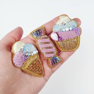 Llavero de alta calidad hecho a mano con bordado de cuentas, diferentes diseños, elegante y a la moda, procedente de la India. - Product Image 1